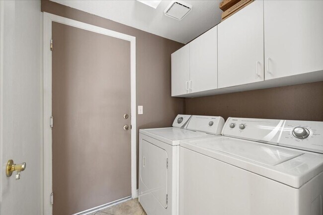 Building Photo - Spacious 4 Bd, 3 bth with in Summerlin with Beautiful Backyard and Bonus Space