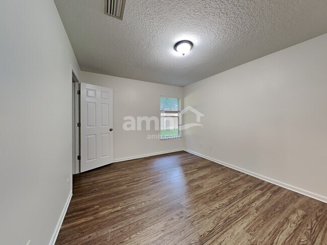Building Photo - 448 Sarah Towers Ln