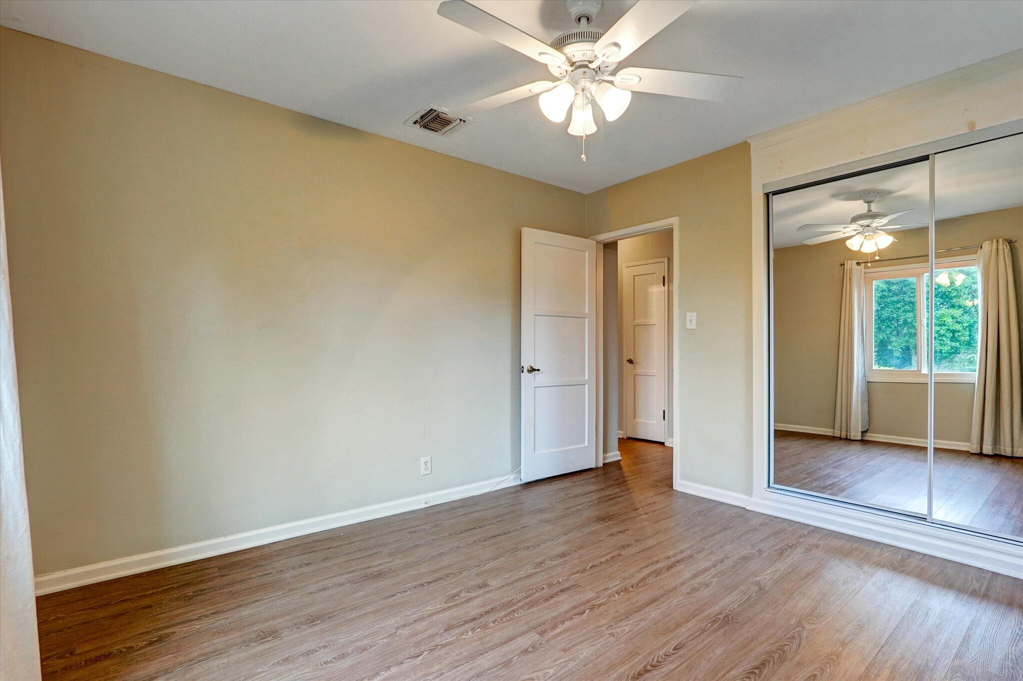 Building Photo - 5863 Alonzo Ave