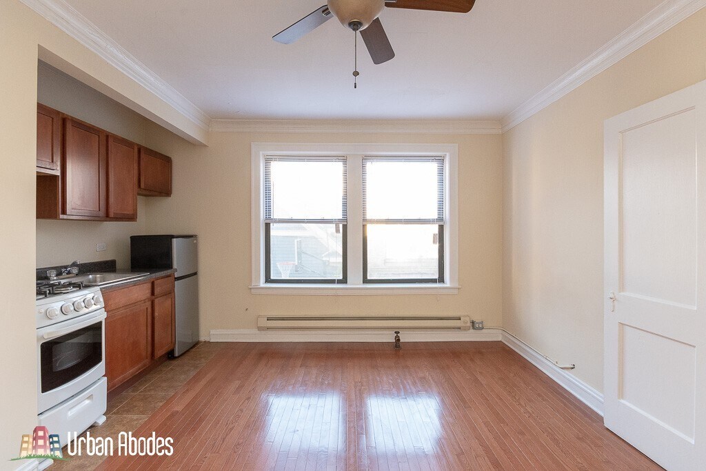 Building Photo - 4552 N Damen Ave