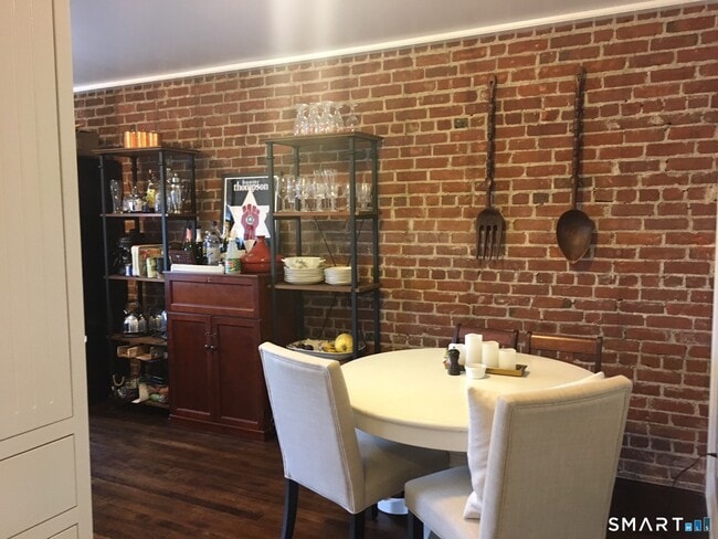 Building Photo - 69 Main St