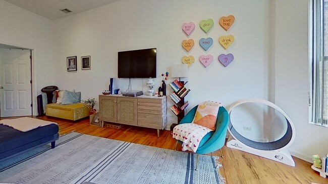 Building Photo - Top Floor East Lakeview 2 Bed/2 Bath
