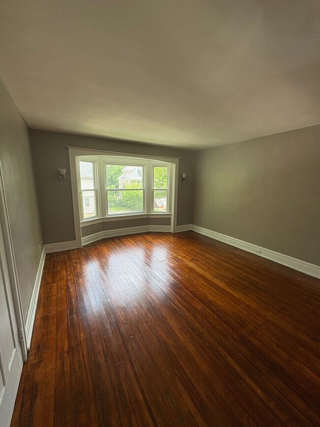 Building Photo - Charming Three Bedroom Townhouse!
