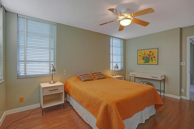 Building Photo - 1831 Sabal Palm Dr