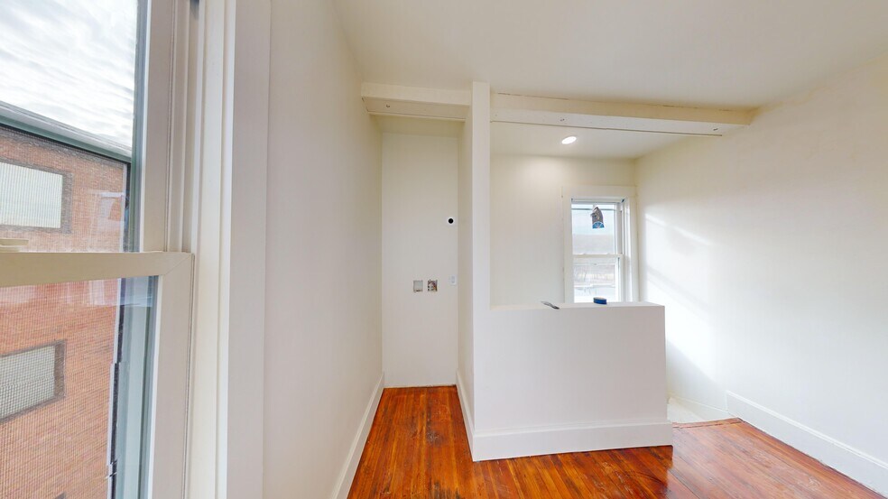 Building Photo - 736 Main St