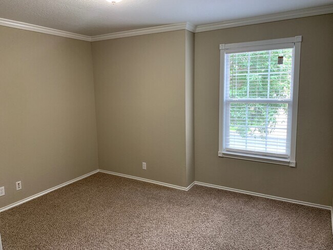 Building Photo - *MOVE IN SPECIAL* Gorgeous Four Bedroom Home with Covered Patio Near Medical Center!!