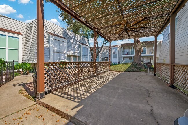 Building Photo - 5929 Queensloch Dr