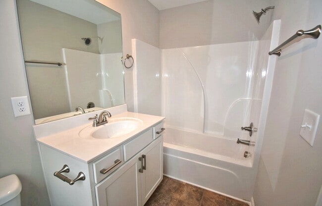 Building Photo - Gorgeous luxury 2BD/2.5BA M'boro townhome w/garage, washer/dryer, across from MTSU!