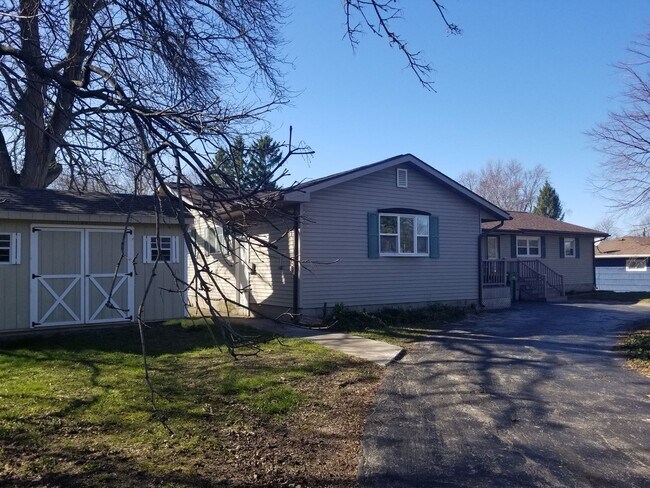 Building Photo - 577 Pinnacle Rd