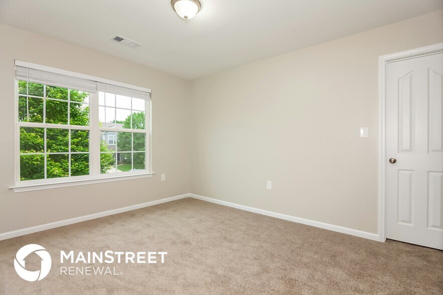 Building Photo - 544 River View Dr