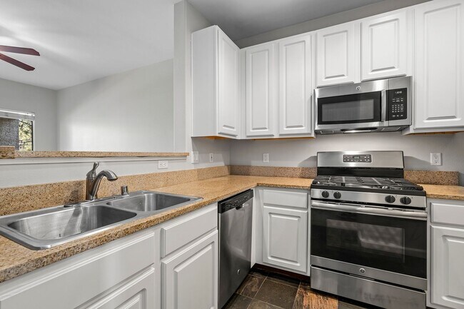 Building Photo - Beautiful 2-bedroom, 2 bath Condo in Gated...