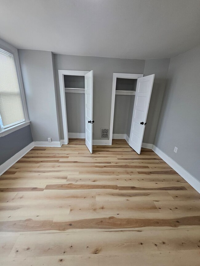 Building Photo - Charming row home in Chester, voucher holders welcome!