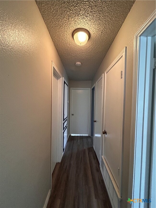 Building Photo - 2204 Lamplight Dr