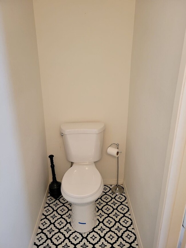 Building Photo - Plenty of Natural Light! Spacious Townhouse conveniently across Dominguez Hills!