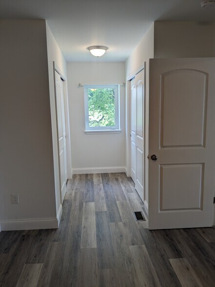 Building Photo - 329 York Rd