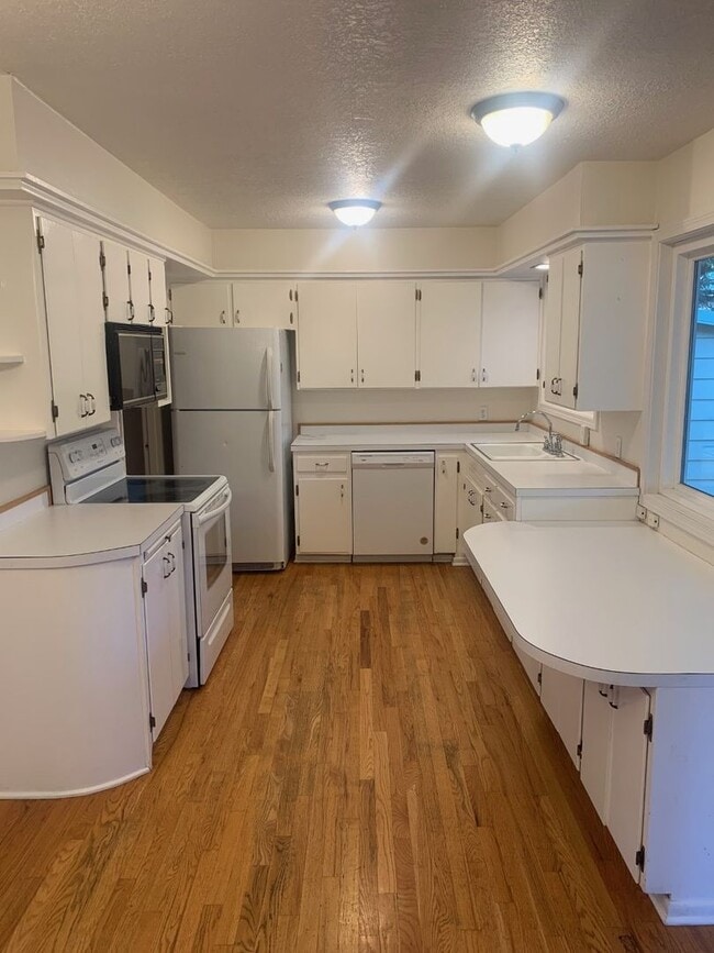 Building Photo - 3 bedrooms, 2 Baths Ranch Home with Large, Fenced Yard in the River Crest Neighborhood!