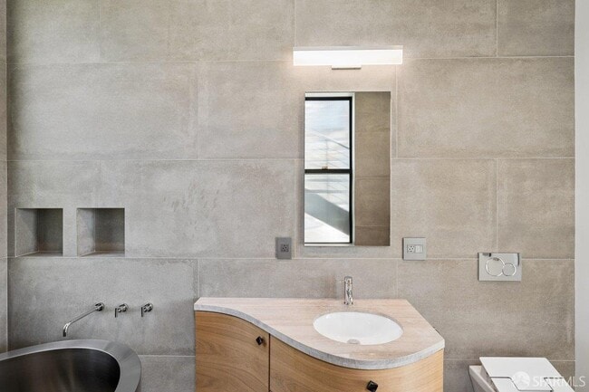 Building Photo - 1435 Lakeview Dr