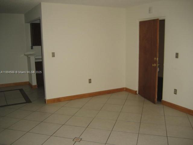 Building Photo - 10810 N Kendall Dr