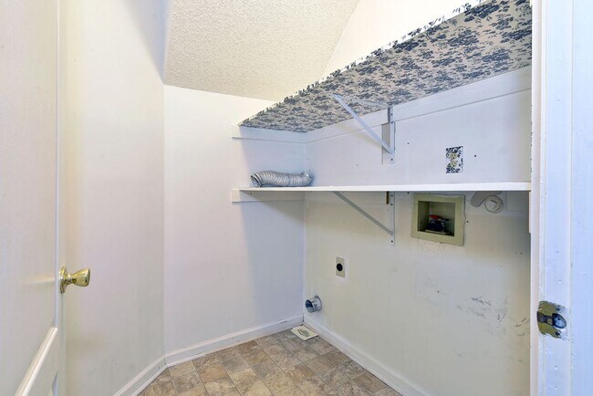 Building Photo - Updated Kiln Creek Home
