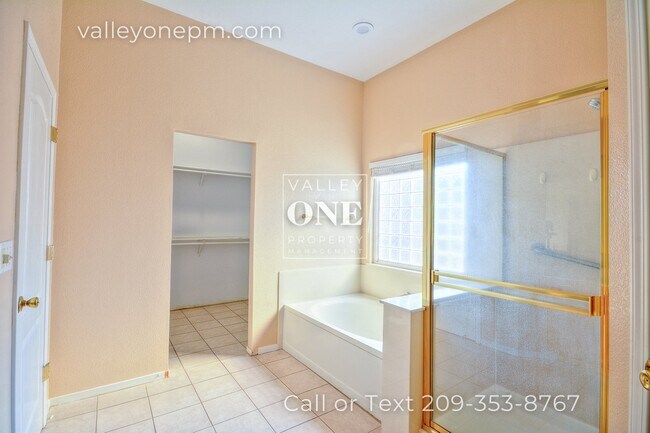 Building Photo - Charming 4 bedroom, 2 bath single story ho...