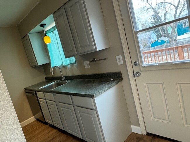 Building Photo - Cozy Pikes Peak Panorama 3BD/1.5BA Split-L...