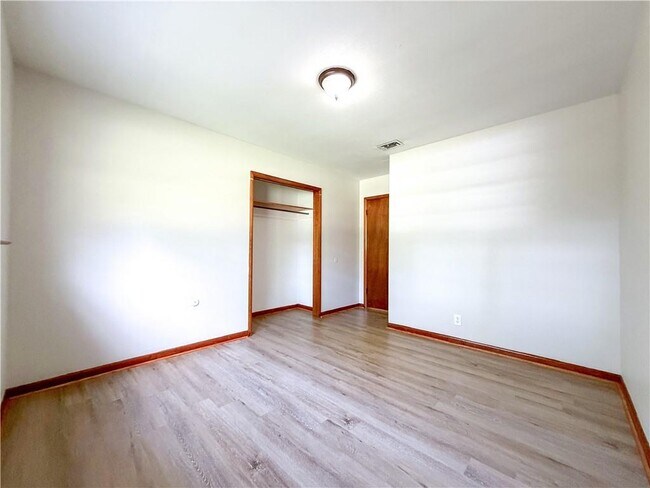 Building Photo - 1254 Lake Cir Dr W