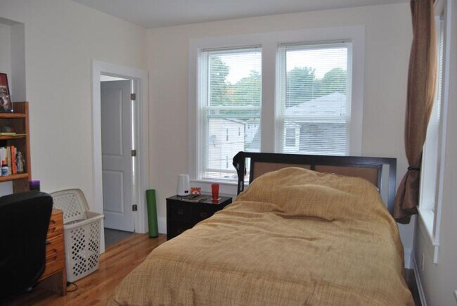 Building Photo - 10 Larose Pl