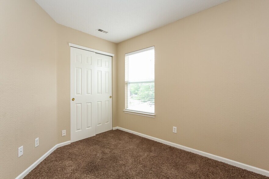 Building Photo - 1240 Cutler Ln