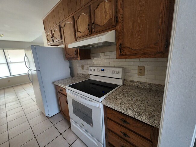 Building Photo - Welcome to your dream home! Beautiful 3 be...