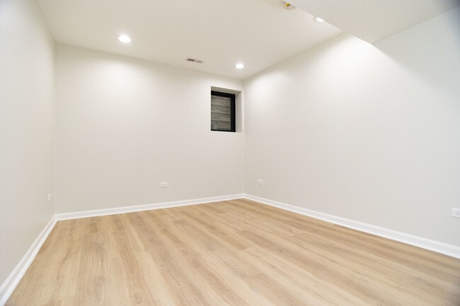 Building Photo - 3111 N Oakley Ave