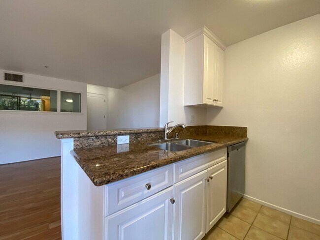 Building Photo - Fantastic 1 bed and 1 Bath with balcony an...