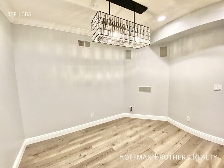 Building Photo - 1135 Rexford Dr