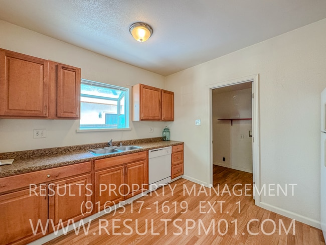 Building Photo - Adorable 2 Bedroom Charmer