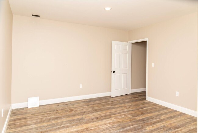 Building Photo - Condo Living 26 Hundred sq Ft!!