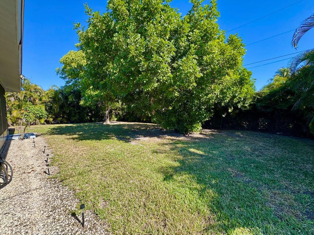 Building Photo - 3725 SW 6th Ave