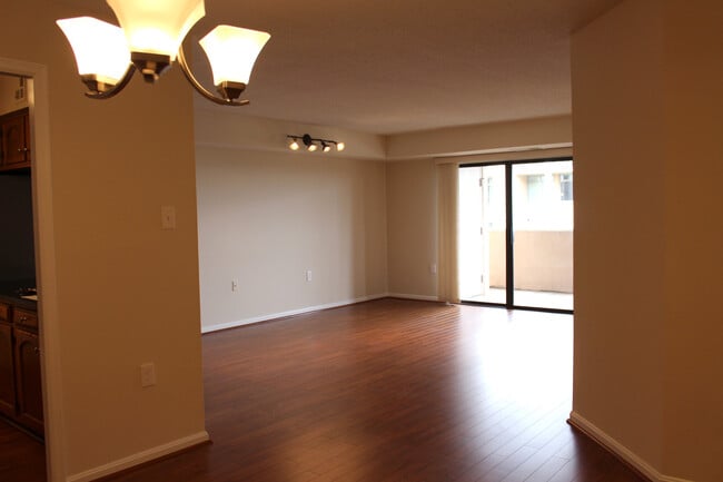 Building Photo - 1301 N Courthouse Rd