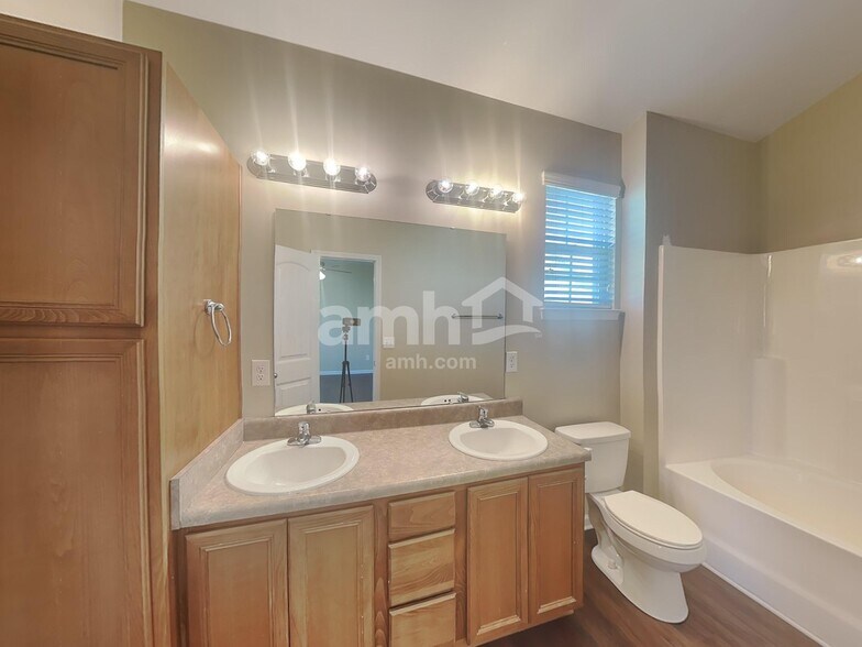 Building Photo - 98 Jade St