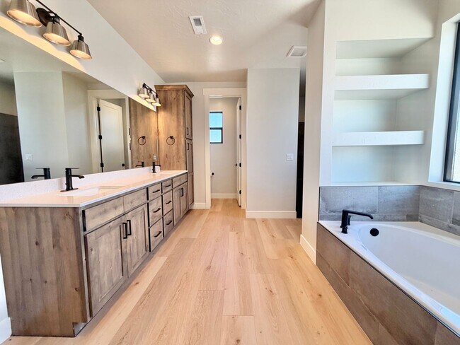 Building Photo - Beautiful Modern 5 Bedroom Home!! Furnished or Unfurnished option!!