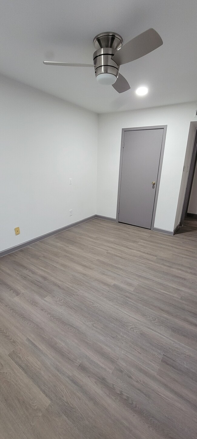 Building Photo - 7142 N Holiday Dr