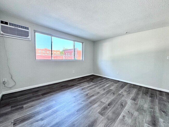Building Photo - 50-58 Walnut Street Unit 12