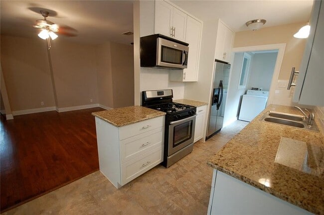 Building Photo - 907 E 38th St