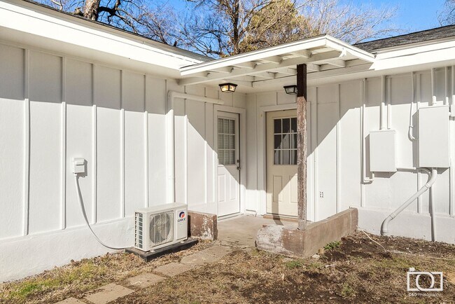 Building Photo - Hatfield Triplex 2