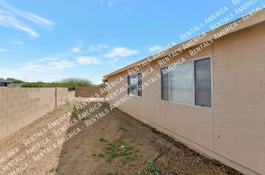 Building Photo - 1202 N Thunder Ridge Dr