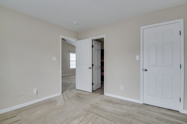 Building Photo - End Unit Townhome!