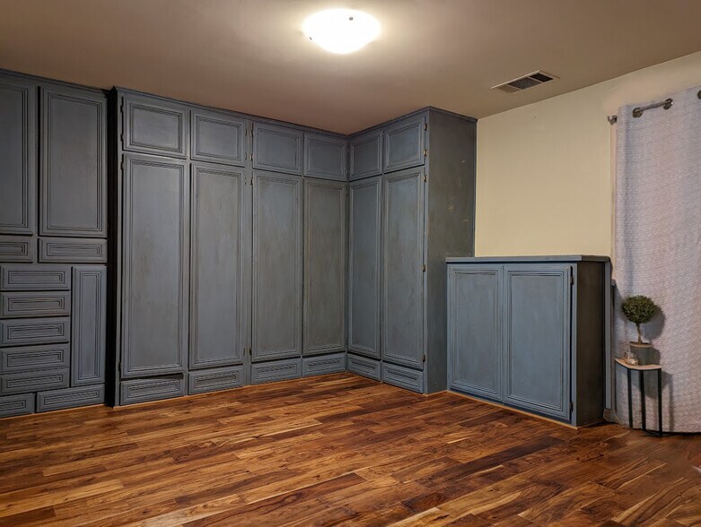 Wall to walls closet - 13690 Westward Dr