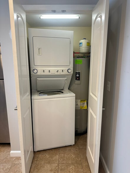 Building Photo - 1611 S Main St