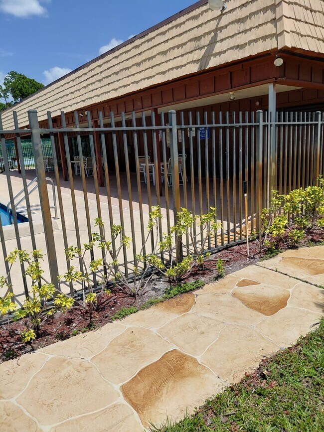 Building Photo - 4524 Oak Terrace Dr