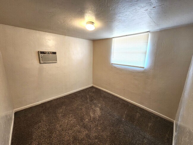 Building Photo - 1037 Brownlee Ave