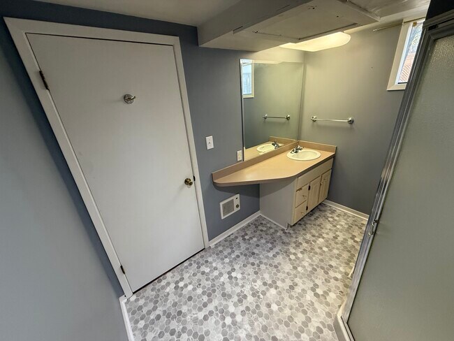 Building Photo - 2020 N 61st St