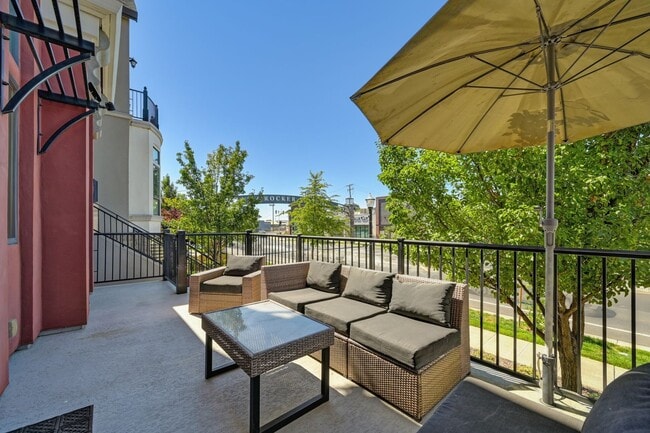 Building Photo - 3 bedroom | 2.5 bathroom | Crocker Village Brownstone